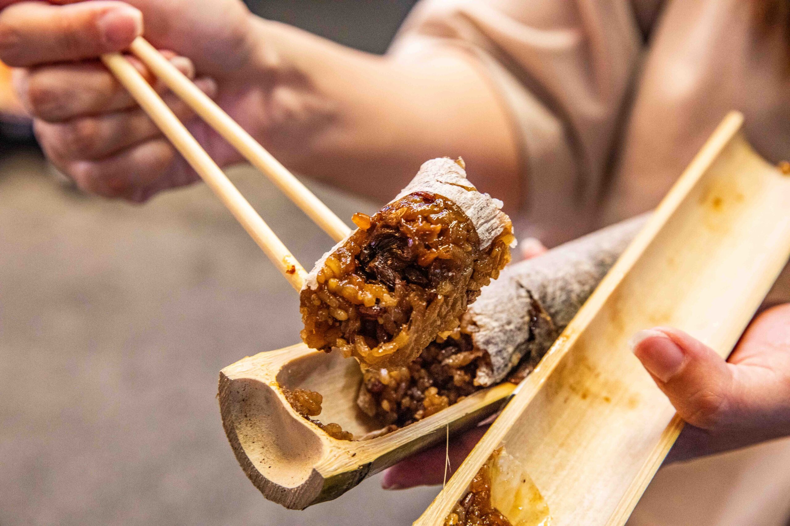 花蓮東大門夜市美食推薦！夜市王總冠軍原香嘟論竹筒飯，黑糖桂圓版必吃。