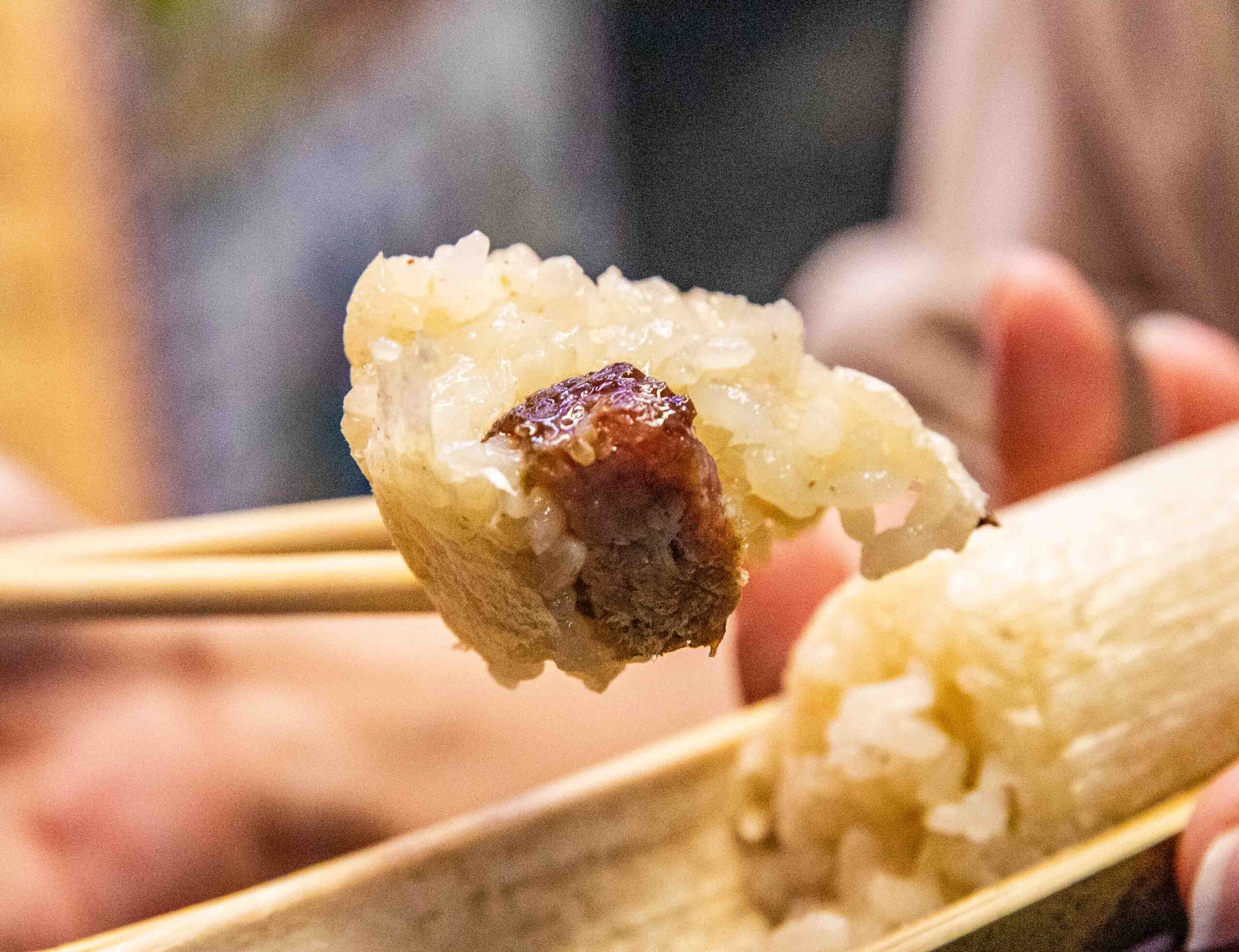 花蓮東大門夜市美食推薦！夜市王總冠軍原香嘟論竹筒飯，黑糖桂圓版必吃。