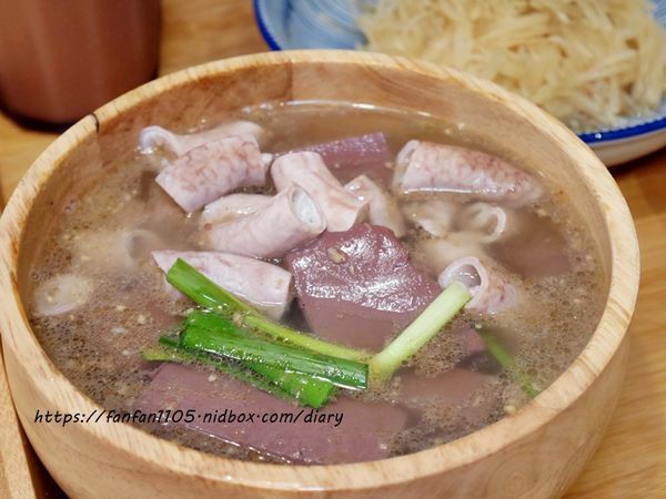【汐止美食】鄉下人-豬血湯肉燥麵 #古早味 #豬血湯 #燙青菜 #香辣麵 路邊攤價格,冷氣開放文青風店面 (10).JPG