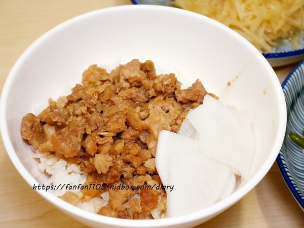 【汐止美食】鄉下人-豬血湯肉燥麵 #古早味 #豬血湯 #燙青菜 #香辣麵 路邊攤價格,冷氣開放文青風店面 (17).JPG