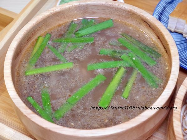 【汐止美食】鄉下人-豬血湯肉燥麵 #古早味 #豬血湯 #燙青菜 #香辣麵 路邊攤價格,冷氣開放文青風店面 (12).JPG