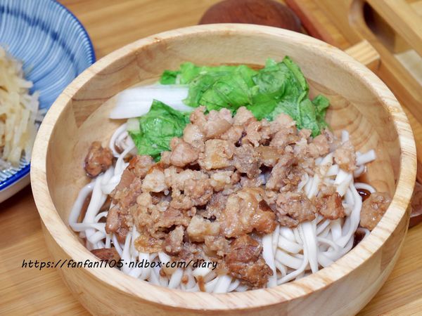 【汐止美食】鄉下人-豬血湯肉燥麵 #古早味 #豬血湯 #燙青菜 #香辣麵 路邊攤價格,冷氣開放文青風店面 (11).JPG