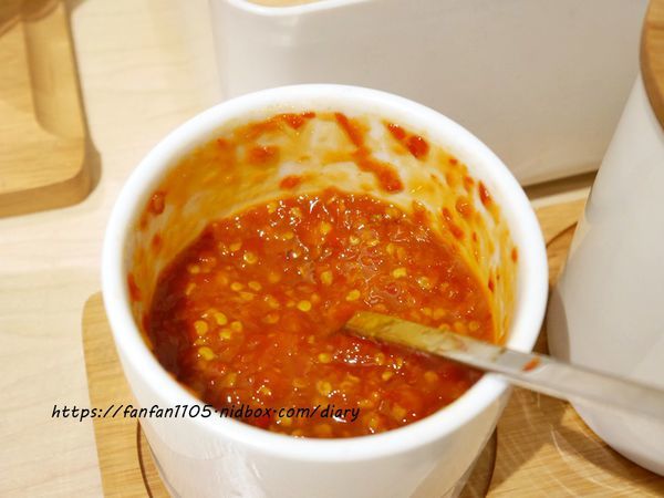 【汐止美食】鄉下人-豬血湯肉燥麵 #古早味 #豬血湯 #燙青菜 #香辣麵 路邊攤價格,冷氣開放文青風店面 (1).JPG