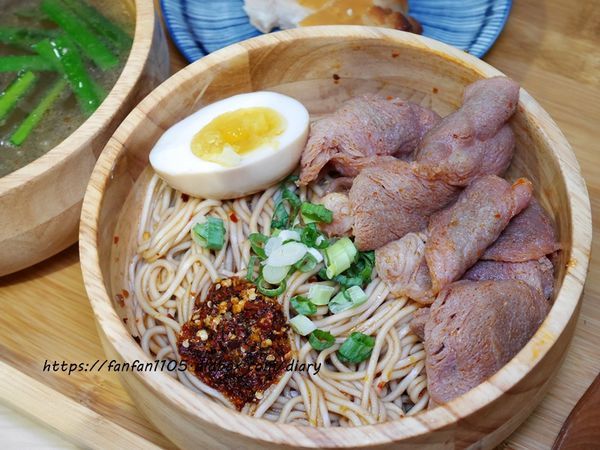 【汐止美食】鄉下人-豬血湯肉燥麵 #古早味 #豬血湯 #燙青菜 #香辣麵 路邊攤價格,冷氣開放文青風店面 (13).JPG