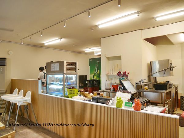 【汐止美食】鄉下人-豬血湯肉燥麵 #古早味 #豬血湯 #燙青菜 #香辣麵 路邊攤價格,冷氣開放文青風店面 (8).JPG