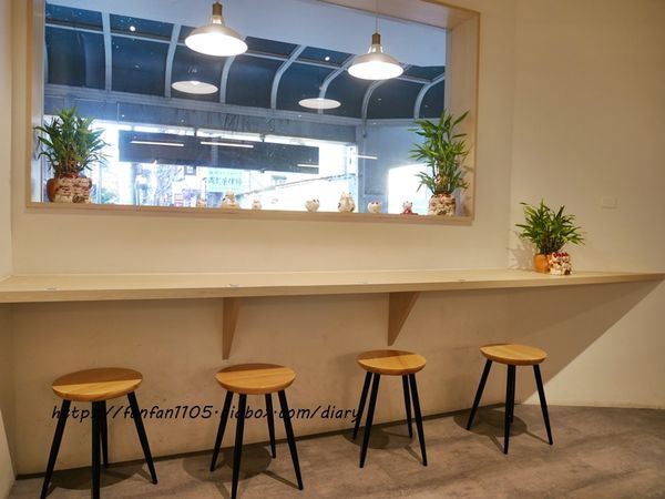 【汐止美食】鄉下人-豬血湯肉燥麵 #古早味 #豬血湯 #燙青菜 #香辣麵 路邊攤價格,冷氣開放文青風店面 (5).JPG