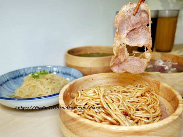 【汐止美食】鄉下人-豬血湯肉燥麵 #古早味 #豬血湯 #燙青菜 #香辣麵 路邊攤價格,冷氣開放文青風店面 (28).JPG