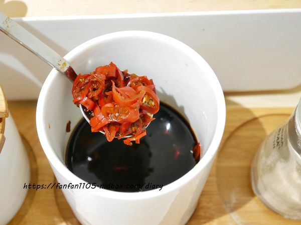 【汐止美食】鄉下人-豬血湯肉燥麵 #古早味 #豬血湯 #燙青菜 #香辣麵 路邊攤價格,冷氣開放文青風店面 (2).JPG