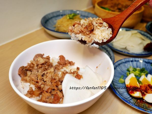 【汐止美食】鄉下人-豬血湯肉燥麵 #古早味 #豬血湯 #燙青菜 #香辣麵 路邊攤價格,冷氣開放文青風店面 (24).JPG