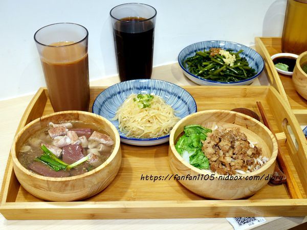 【汐止美食】鄉下人-豬血湯肉燥麵 #古早味 #豬血湯 #燙青菜 #香辣麵 路邊攤價格,冷氣開放文青風店面 (21).JPG