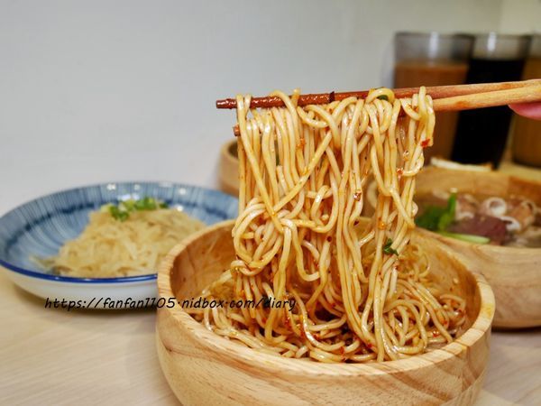【汐止美食】鄉下人-豬血湯肉燥麵 #古早味 #豬血湯 #燙青菜 #香辣麵 路邊攤價格,冷氣開放文青風店面 (27).JPG