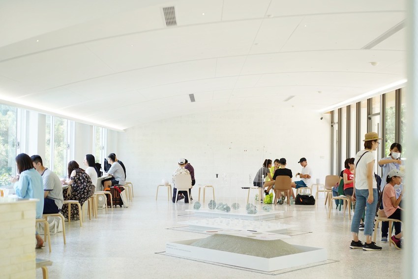 新竹動物園裡新開幕『春室Glass Studio + The POOL』是一間咖啡廳結合玻璃工藝博物館,還能體驗口吹玻璃!鄰近新竹公園 - 阿華田的美食日記