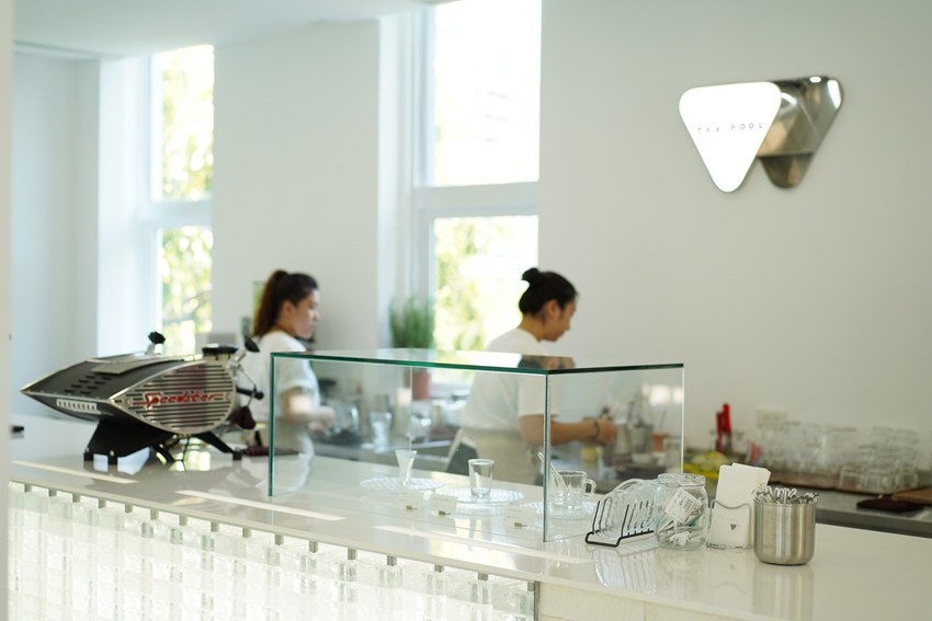 新竹動物園裡新開幕『春室Glass Studio + The POOL』是一間咖啡廳結合玻璃工藝博物館,還能體驗口吹玻璃!鄰近新竹公園 - 阿華田的美食日記