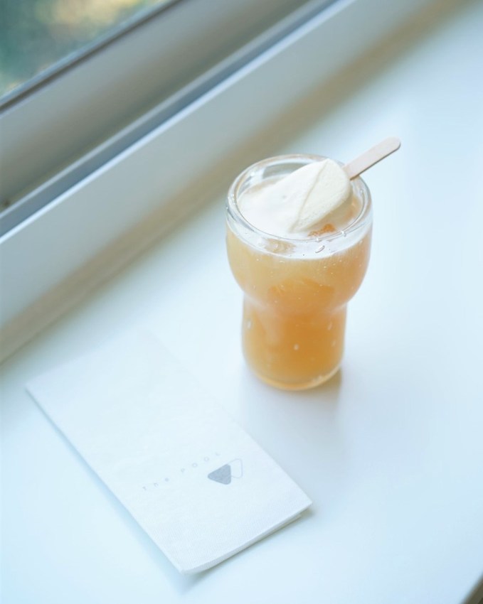 新竹動物園裡新開幕『春室Glass Studio + The POOL』是一間咖啡廳結合玻璃工藝博物館,還能體驗口吹玻璃!鄰近新竹公園 - 阿華田的美食日記