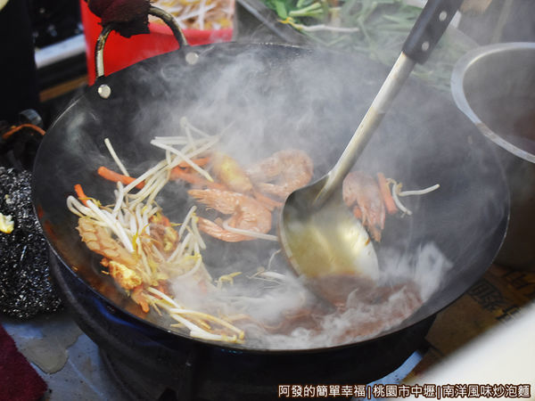南洋風味炒泡麵05-大火快炒.JPG
