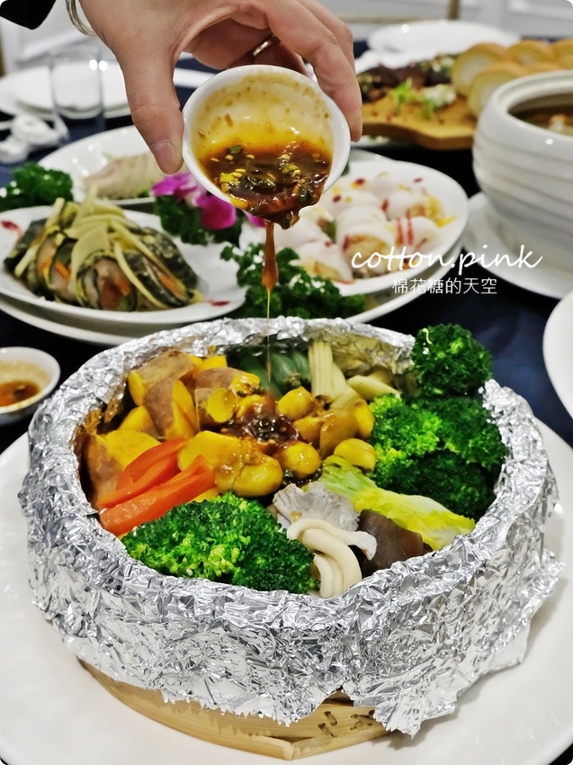 台中婚宴會館多一家!就在火車站旁~天圓地方儷軒會館大小廳都有,一桌也能坐優雅包廂