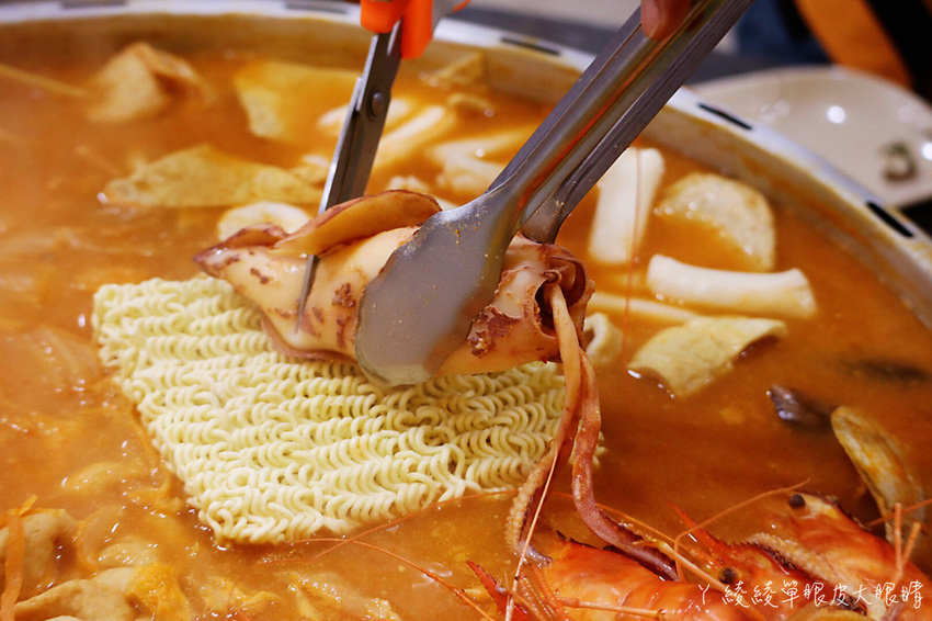 韓蚌蚌海鮮研究院新竹店｜不用飛韓國就可以吃到巨無霸海鮮鍋！兩人就能開鍋，網美必拍浴缸月亮獨角獸照