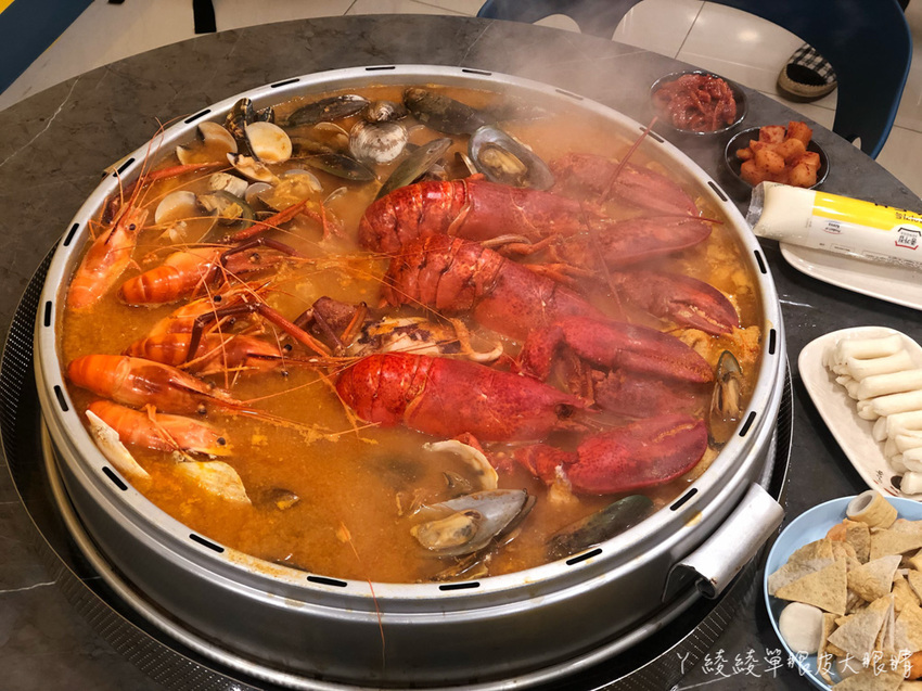 韓蚌蚌海鮮研究院新竹店｜不用飛韓國就可以吃到巨無霸海鮮鍋！兩人就能開鍋，網美必拍浴缸月亮獨角獸照