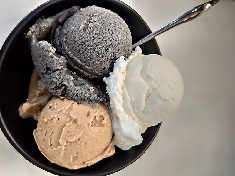 甜中秧綿綿冰 牛奶，芝麻，及花生