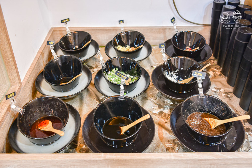 蝦拼鍋：台中西屯區美食-全台首家韓式醬油螃蟹專賣店，不用出國在逢甲就吃得到！另有泰國活蝦火鍋吃到飽，海鮮控可別錯過～ - 2A食旅日記