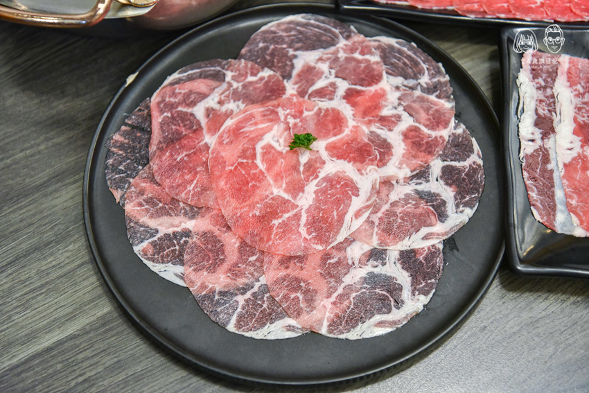 蝦拼鍋：台中西屯區美食-全台首家韓式醬油螃蟹專賣店，不用出國在逢甲就吃得到！另有泰國活蝦火鍋吃到飽，海鮮控可別錯過～ - 2A食旅日記