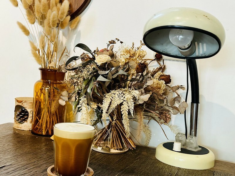 【台灣，台南市，安平區】Meller墨樂咖啡，森林系咖啡廳，戚風蛋糕好拍又美味。（台南下午茶推薦/安平下午