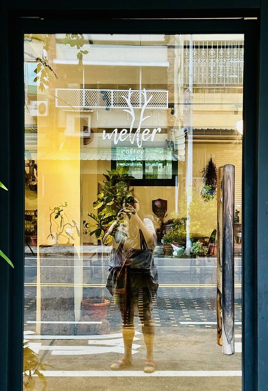 【台灣，台南市，安平區】Meller墨樂咖啡，森林系咖啡廳，戚風蛋糕好拍又美味。（台南下午茶推薦/安平下午