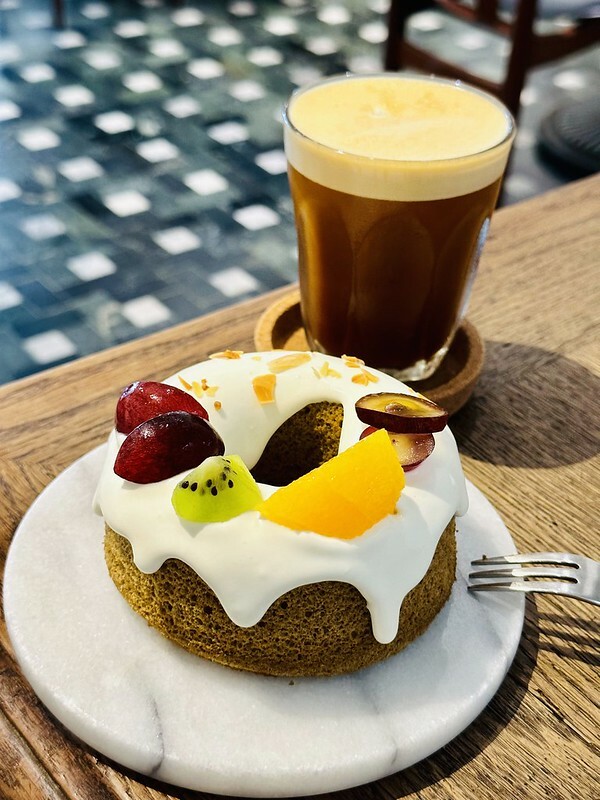 【台灣，台南市，安平區】Meller墨樂咖啡，森林系咖啡廳，戚風蛋糕好拍又美味。（台南下午茶推薦/安平下午