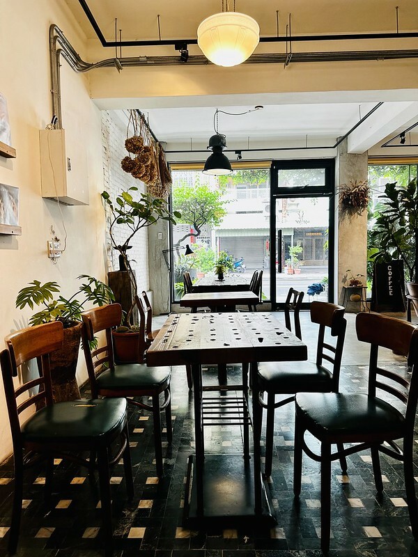 【台灣，台南市，安平區】Meller墨樂咖啡，森林系咖啡廳，戚風蛋糕好拍又美味。（台南下午茶推薦/安平下午