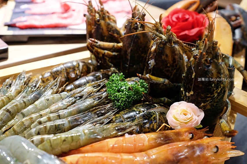 藏王極上鍋物-林口店。號稱「林口最強和牛海鮮鍋物」新開幕，超狂浮誇海老鍋，近100隻鮮蝦讓你吃到爽！ @蹦啾♥謝蘿莉 La vie heureuse