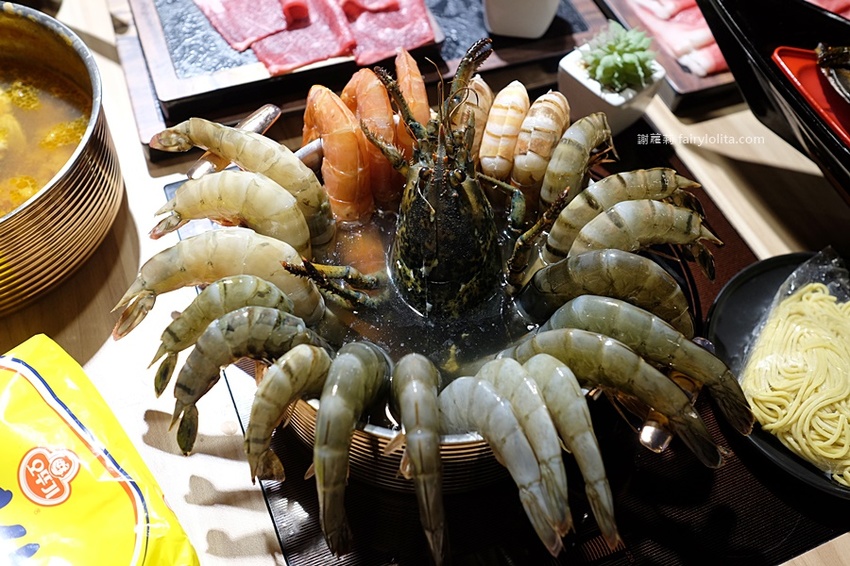 藏王極上鍋物-林口店。號稱「林口最強和牛海鮮鍋物」新開幕，超狂浮誇海老鍋，近100隻鮮蝦讓你吃到爽！ @蹦啾♥謝蘿莉 La vie heureuse