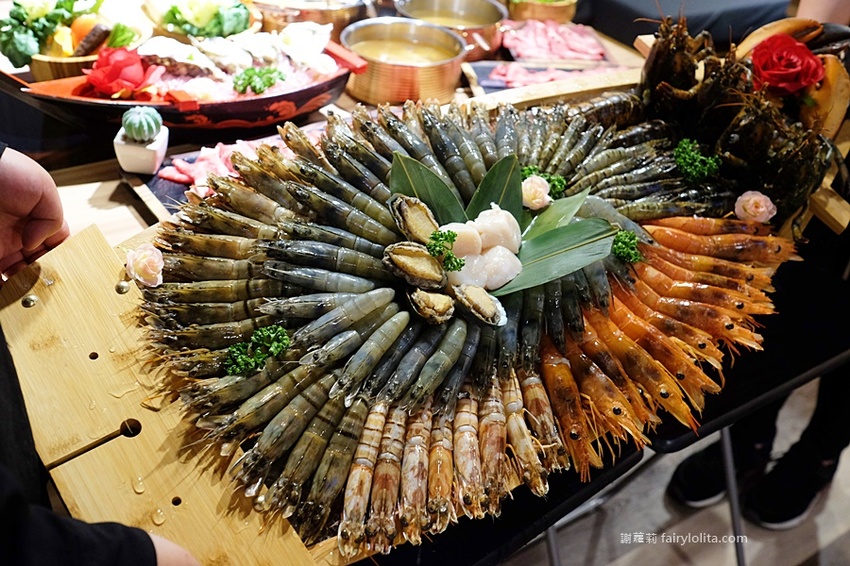 藏王極上鍋物-林口店。號稱「林口最強和牛海鮮鍋物」新開幕，超狂浮誇海老鍋，近100隻鮮蝦讓你吃到爽！ @蹦啾♥謝蘿莉 La vie heureuse