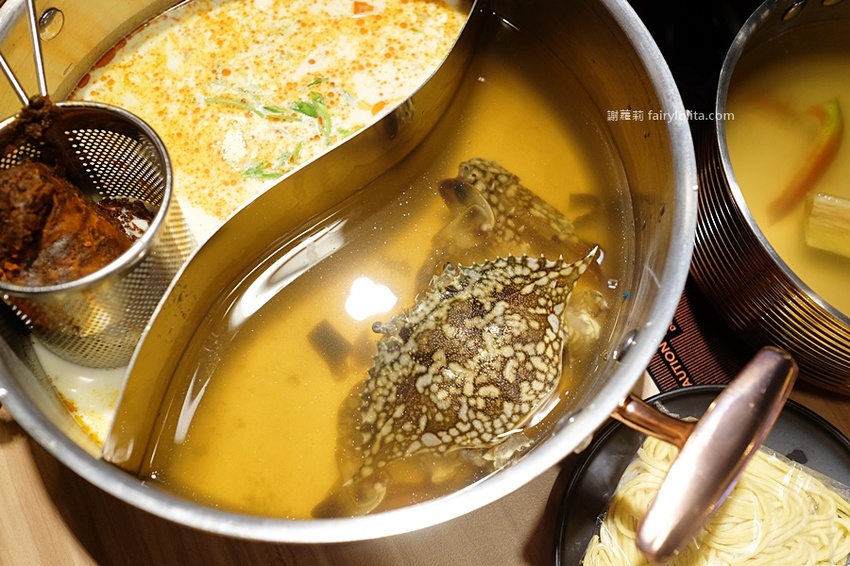 藏王極上鍋物-林口店。號稱「林口最強和牛海鮮鍋物」新開幕，超狂浮誇海老鍋，近100隻鮮蝦讓你吃到爽！ @蹦啾♥謝蘿莉 La vie heureuse