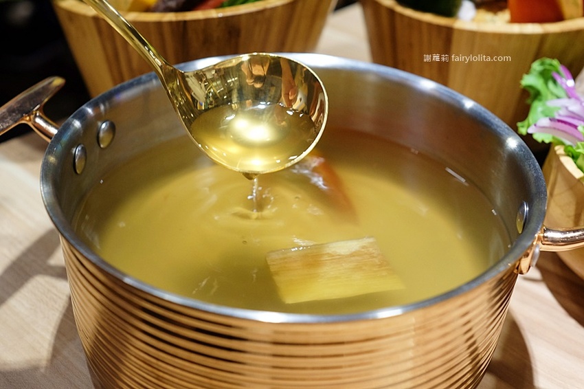 藏王極上鍋物-林口店。號稱「林口最強和牛海鮮鍋物」新開幕，超狂浮誇海老鍋，近100隻鮮蝦讓你吃到爽！ @蹦啾♥謝蘿莉 La vie heureuse