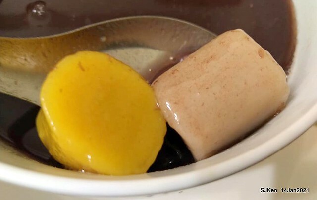 Taiwan traditional sweeten soup, Red bean with Kueh,「盛粿一切蘿蔔糕專賣 南港店」, Taipei, Taiwa, Jan 14, 2021.