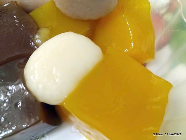 Taiwan traditional sweeten soup, Red bean with Kueh,「盛粿一切蘿蔔糕專賣 南港店」, Taipei, Taiwa, Jan 14, 2021.