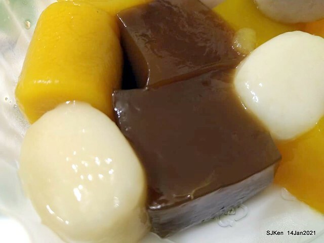 Taiwan traditional sweeten soup, Red bean with Kueh,「盛粿一切蘿蔔糕專賣 南港店」, Taipei, Taiwa, Jan 14, 2021.