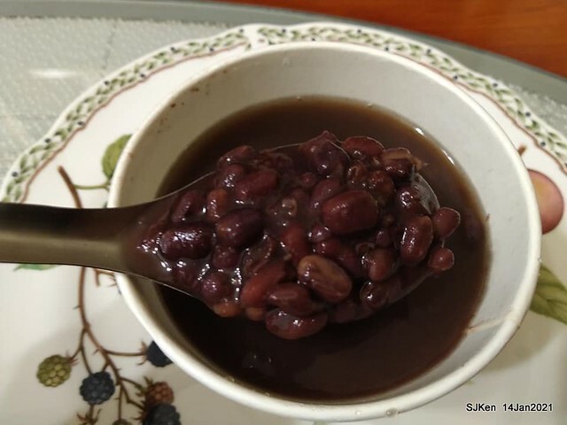 Taiwan traditional sweeten soup, Red bean with Kueh,「盛粿一切蘿蔔糕專賣 南港店」, Taipei, Taiwa, Jan 14, 2021.