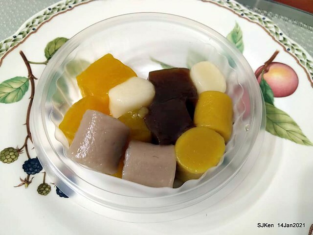 Taiwan traditional sweeten soup, Red bean with Kueh,「盛粿一切蘿蔔糕專賣 南港店」, Taipei, Taiwa, Jan 14, 2021.