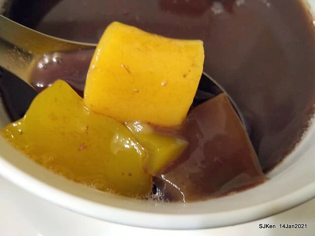 Taiwan traditional sweeten soup, Red bean with Kueh,「盛粿一切蘿蔔糕專賣 南港店」, Taipei, Taiwa, Jan 14, 2021.