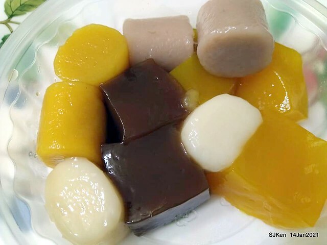 Taiwan traditional sweeten soup, Red bean with Kueh,「盛粿一切蘿蔔糕專賣 南港店」, Taipei, Taiwa, Jan 14, 2021.