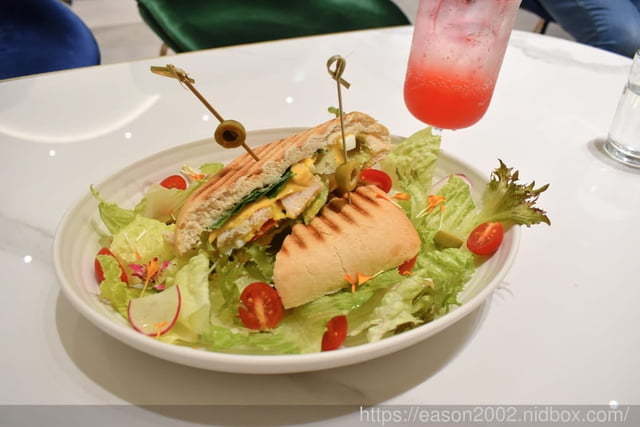 Très Bon Café 好伴 CAFÉ。新開幕模特兒咖啡廳，近小南門捷運站。台北市區裡也能來個悠閒的偽渡假