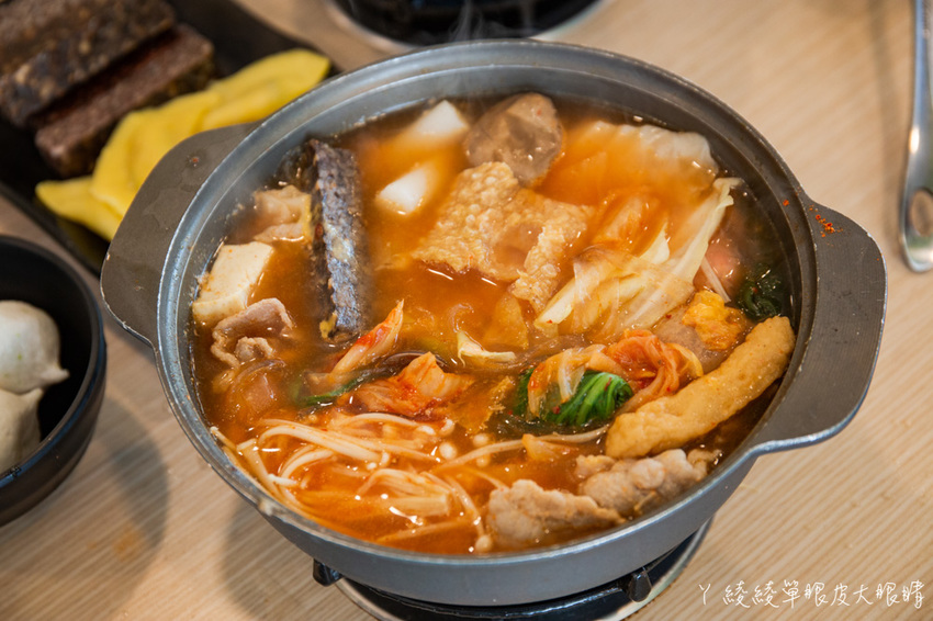 新竹竹北平價小火鍋推薦!鍋賣局百元小火鍋,內用自助吧無限供應免費吃到飽,兩人同行開鍋送肉片