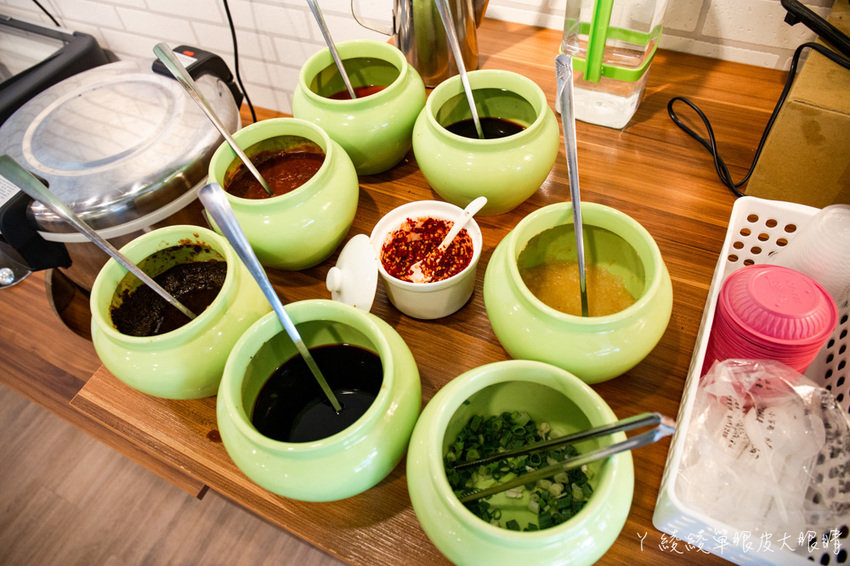 新竹竹北平價小火鍋推薦!鍋賣局百元小火鍋,內用自助吧無限供應免費吃到飽,兩人同行開鍋送肉片