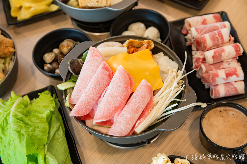 新竹竹北平價小火鍋推薦!鍋賣局百元小火鍋,內用自助吧無限供應免費吃到飽,兩人同行開鍋送肉片