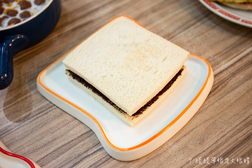 新竹竹北早午餐推薦抓飛機早安食堂！穿上學校制服，帶你乘坐時光機回到六七年級生的年代