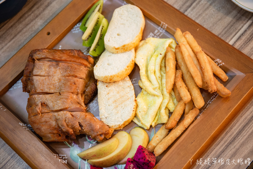 新竹竹北早午餐推薦抓飛機早安食堂！穿上學校制服，帶你乘坐時光機回到六七年級生的年代