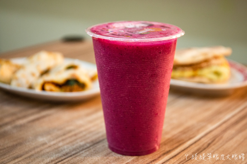 新竹竹北早午餐推薦抓飛機早安食堂！穿上學校制服，帶你乘坐時光機回到六七年級生的年代