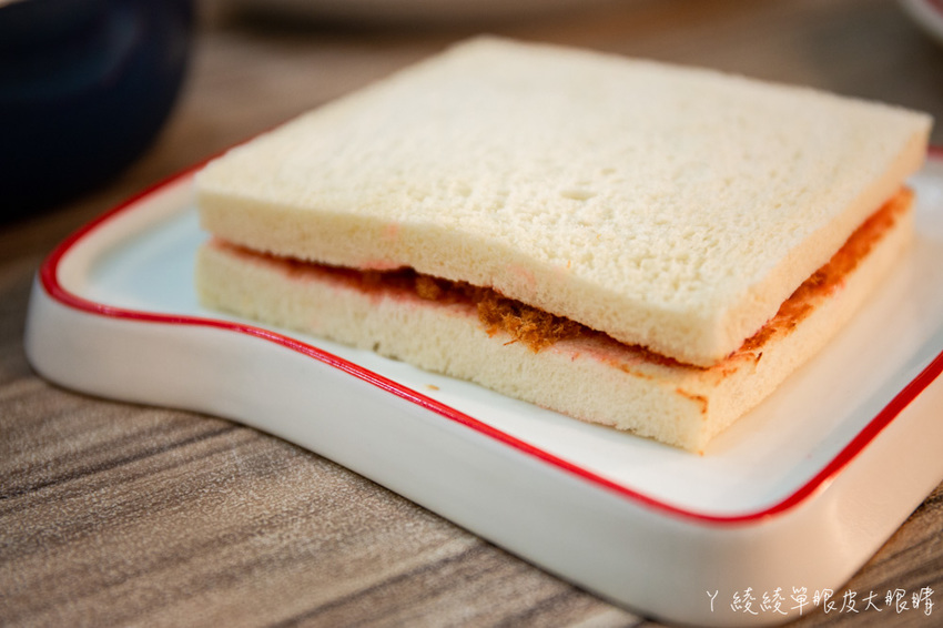 新竹竹北早午餐推薦抓飛機早安食堂！穿上學校制服，帶你乘坐時光機回到六七年級生的年代