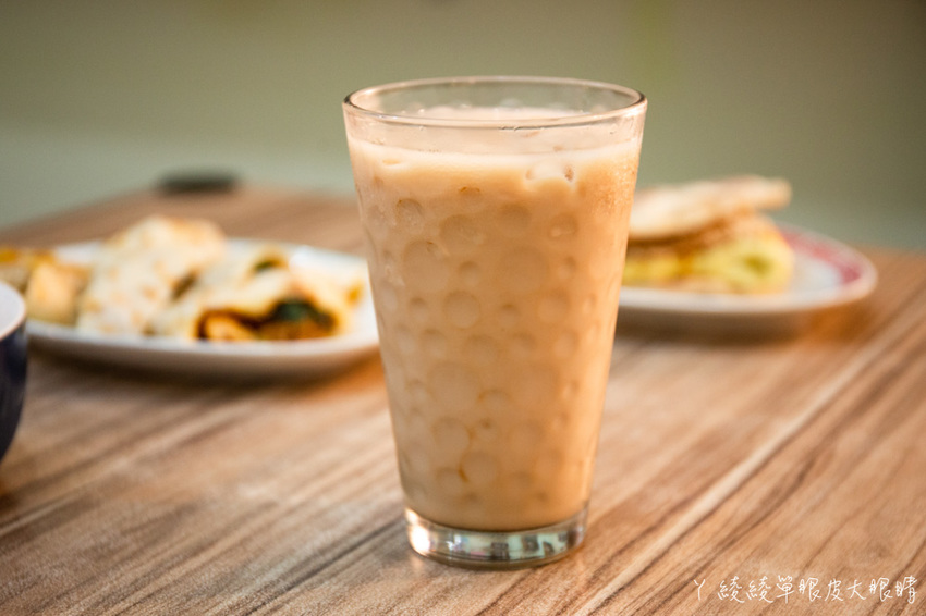 新竹竹北早午餐推薦抓飛機早安食堂！穿上學校制服，帶你乘坐時光機回到六七年級生的年代